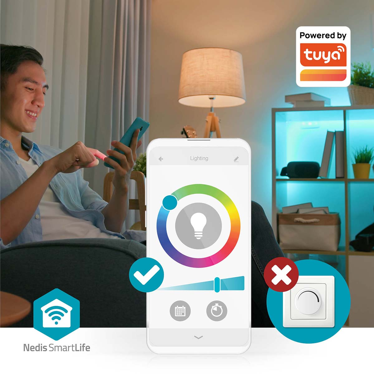 Mężczyzna używa telefonu do sterowania inteligentnym oświetleniem. Telefon pokazuje opcje kolorów. Widoczna jest także lampa, półka i logo.