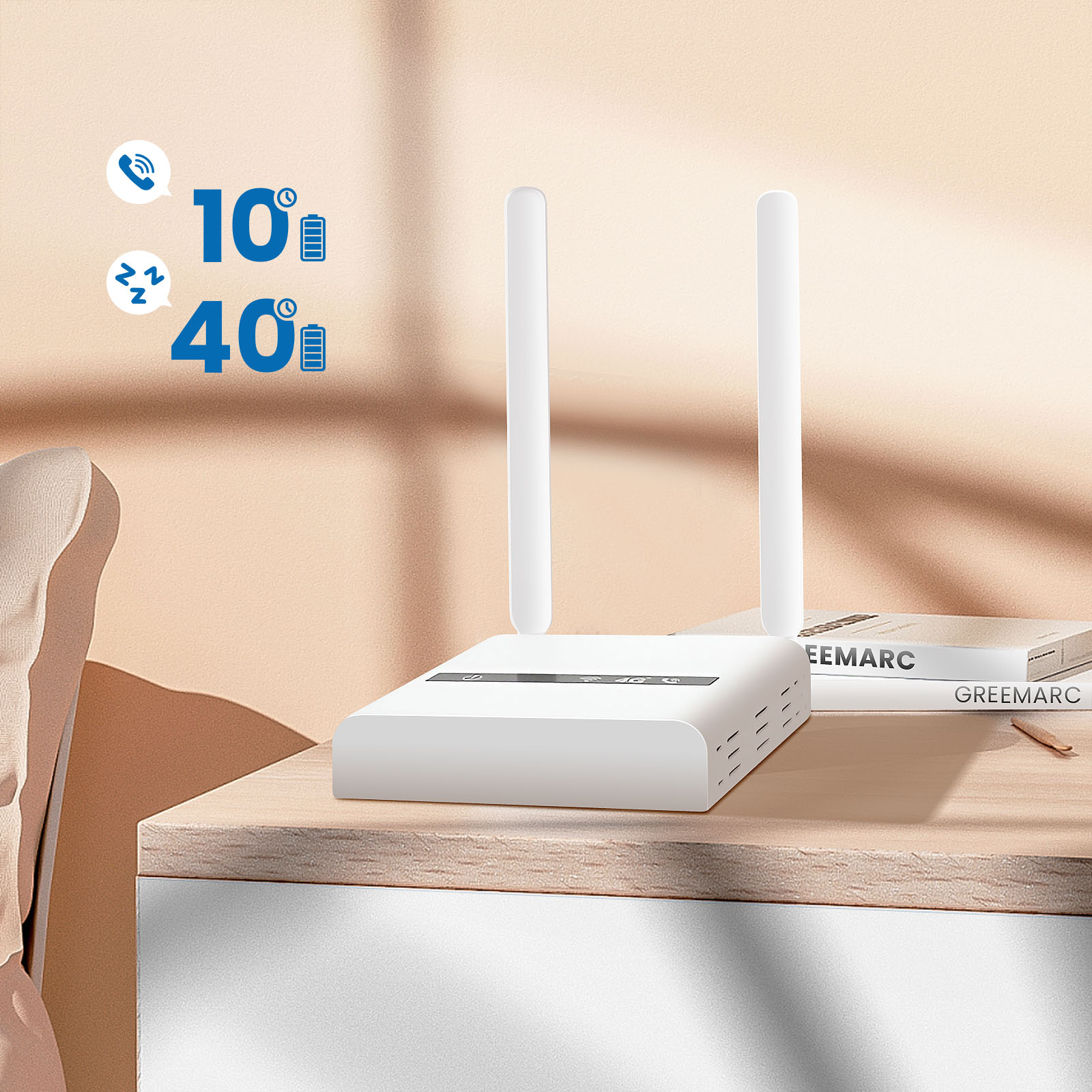Ein weißer Router mit zwei Antennen steht auf einem Holzschreibtisch neben Büchern und wirft einen Schatten.