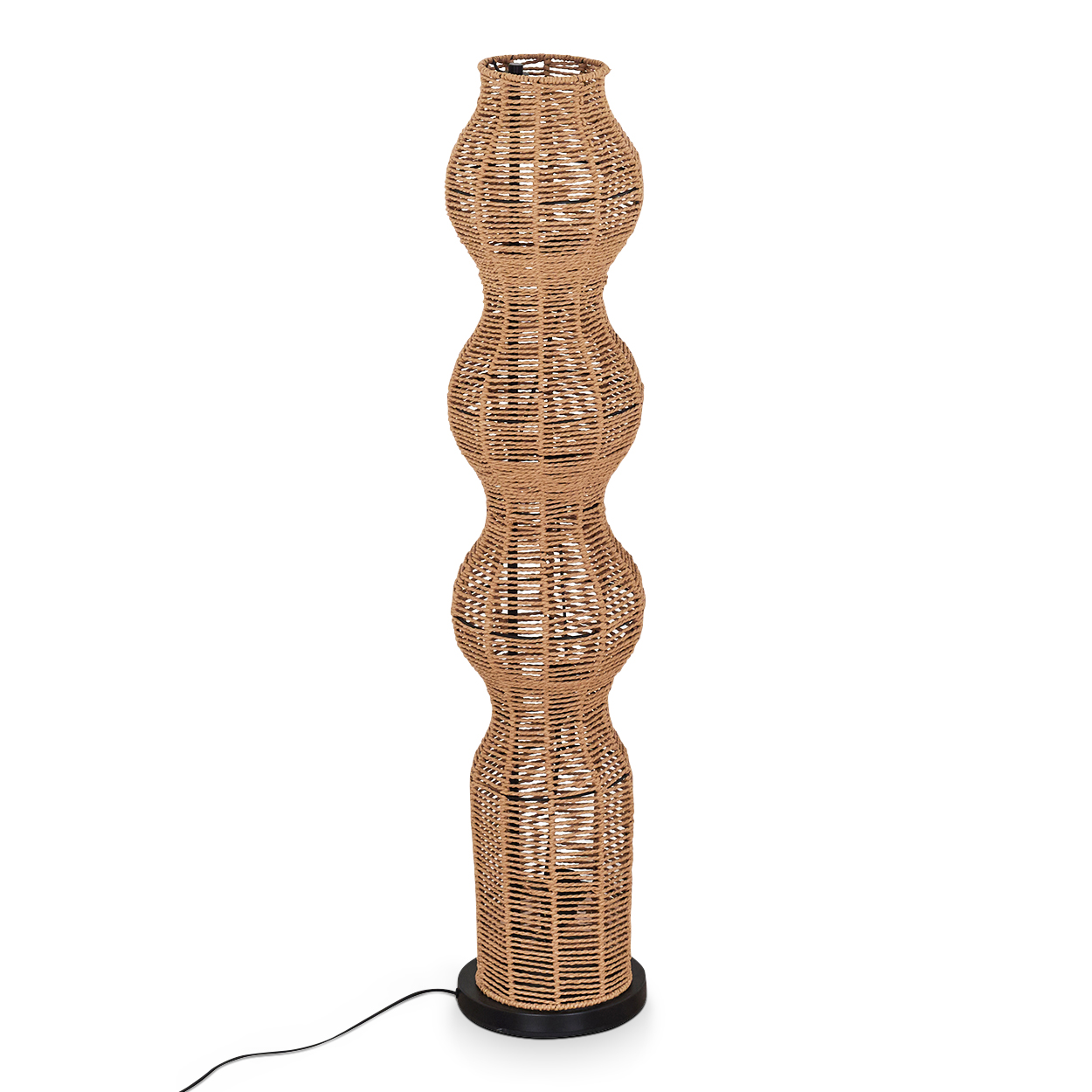Eine hohe Stehlampe aus gewebtem Korbgeflecht. Sie hat einen schwarzen Sockel und ein schwarzes Kabel. Die Lampe ist beige und hat eine Sanduhrform.