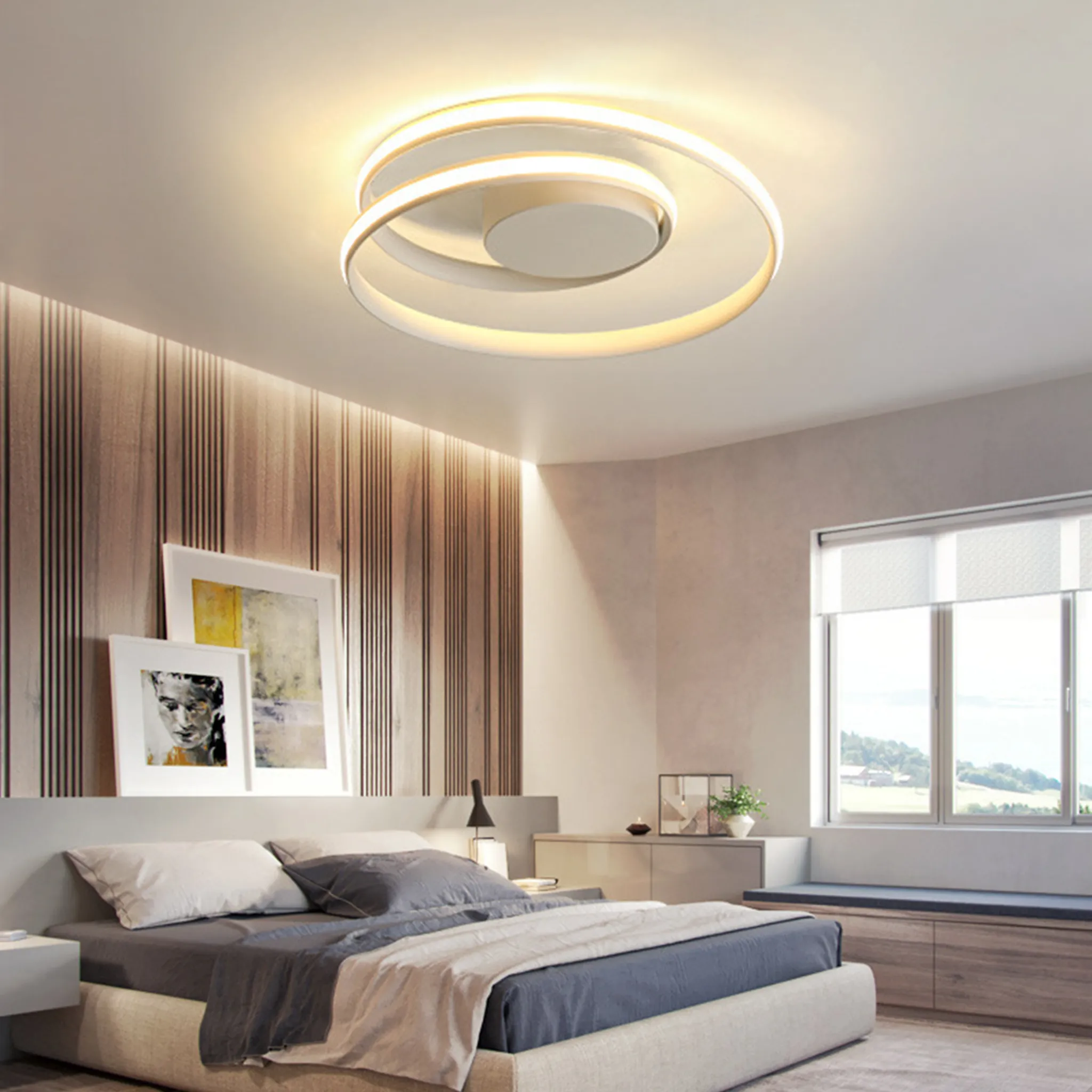 Schlafzimmer mit Deckenleuchte, Bett, Bildern und Fenster. Holzverkleidung an der Wand.
