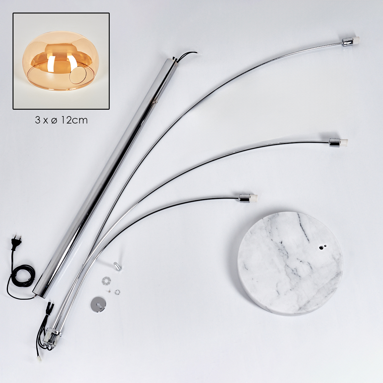 Zerlegte moderne Lampe. Komponenten umfassen Marmorsockel, gebogene Metallarme, Chromstange und Glasschirm, auf Weiß gelegt.