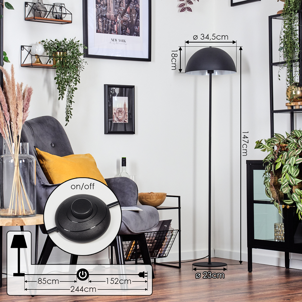 Ein modernes Wohnzimmer mit schwarzer Stehlampe, grauem Sessel mit gelbem Kissen und dekorativen Pflanzen.