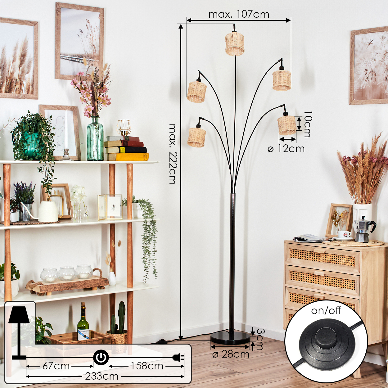 Eine Stehlampe mit 5 gewebten Schirmen. Sie steht in der Nähe eines weißen Regals mit Dekor und einem Holzschrank. Abmessungen sind angegeben.