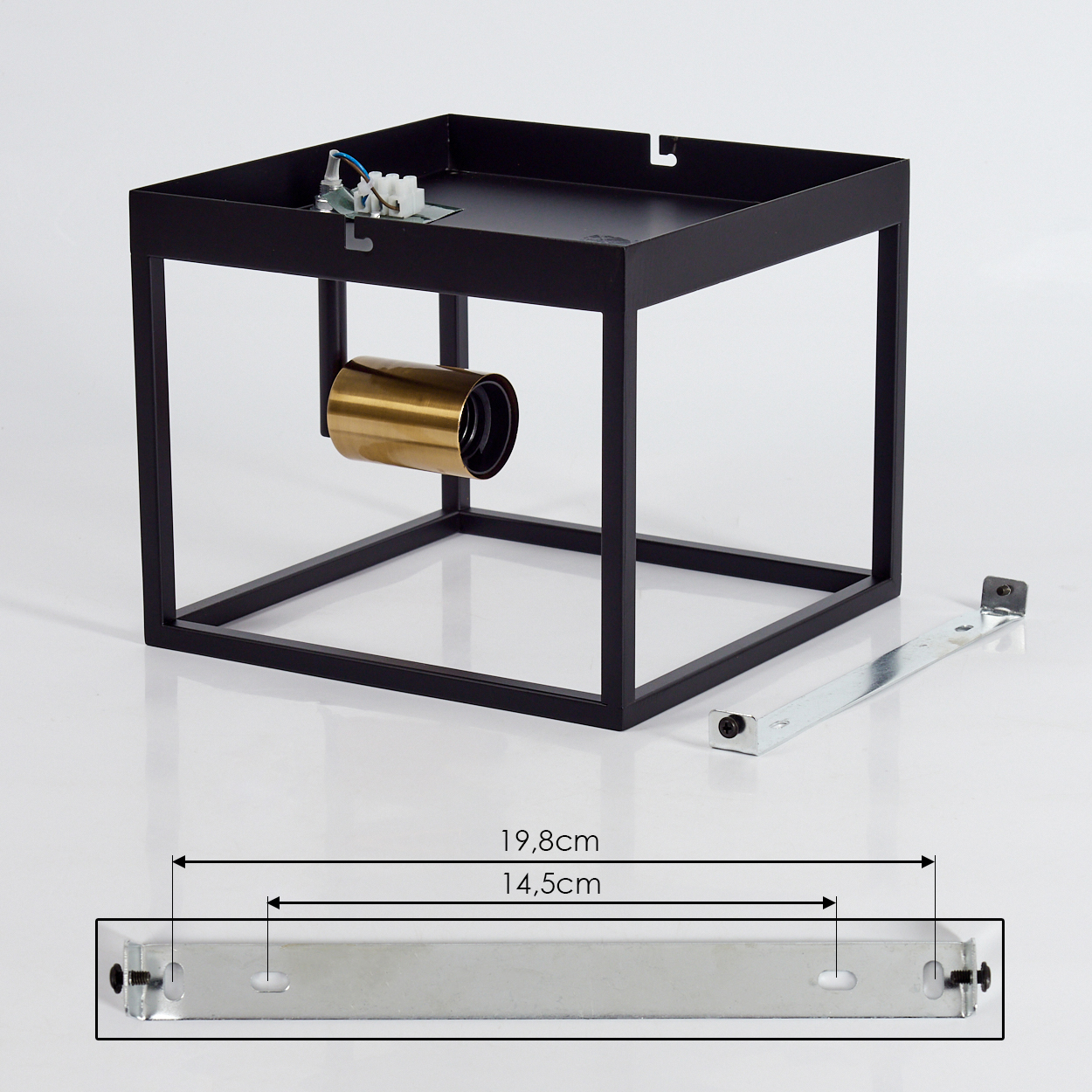 Schwarzer quadratischer Lampenrahmen mit goldenem Lampenhalter. Eine silberne Montagehalterung befindet sich neben dem Rahmen.