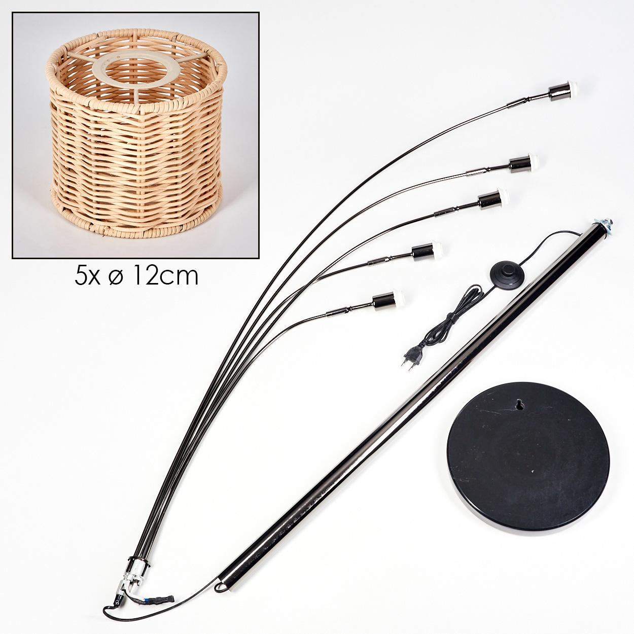 Eine zerlegte Stehlampe mit gewebtem Lampenschirm, fünf Leuchtenarmen, einem schwarzen Sockel und einem runden schwarzen Ständer. Der Lampenschirm ist 12 cm groß.