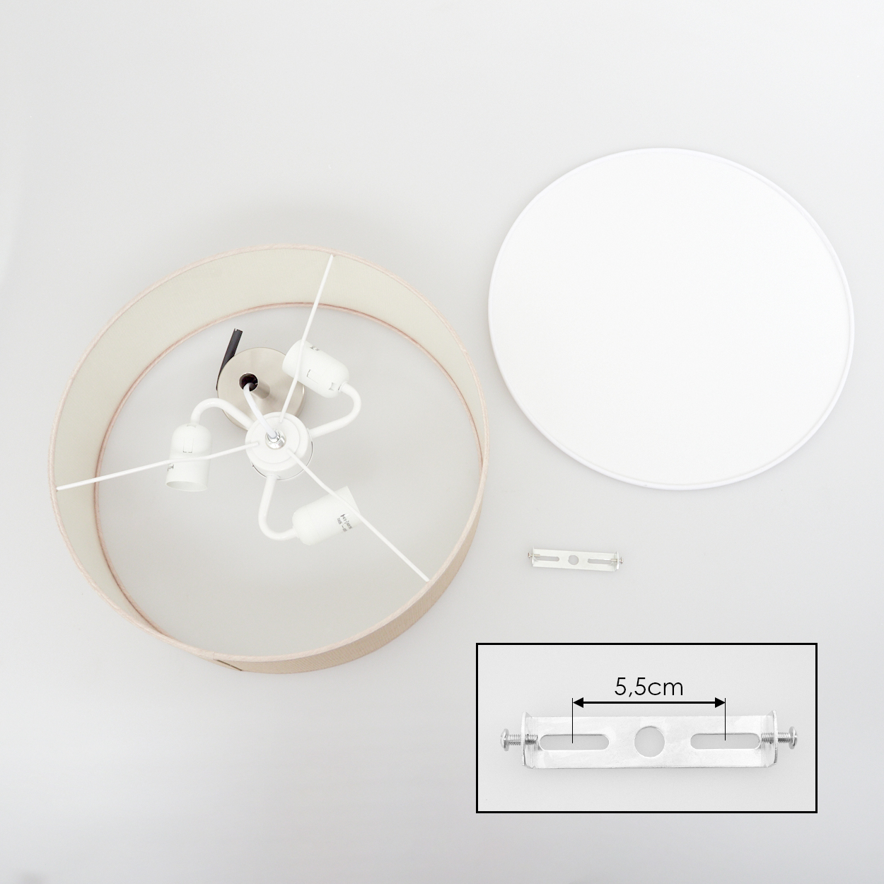 Draufsicht auf einen zerlegten Lampenschirm. Enthält einen beigen Lampenschirm, einen weißen Diffusor, eine Halterung und eine Leuchte.