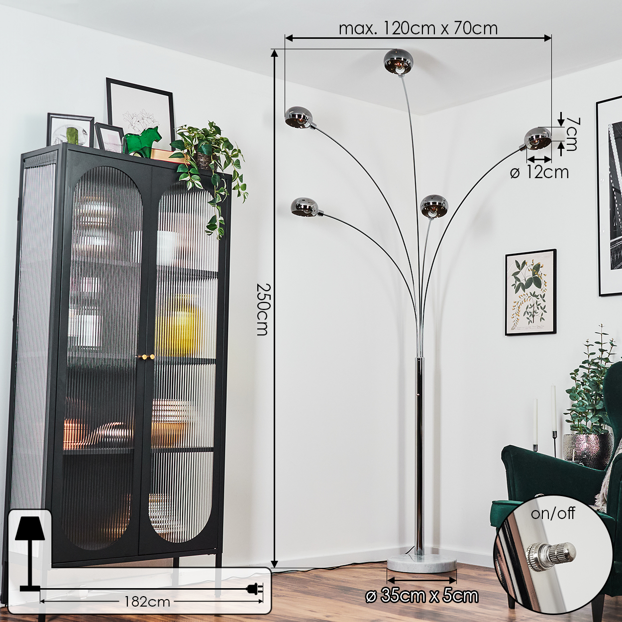 Ein modernes Wohnzimmer mit Stehlampe, schwarzem Schrank und grünem Sessel. Maße für Lampe und Schrank sind enthalten.