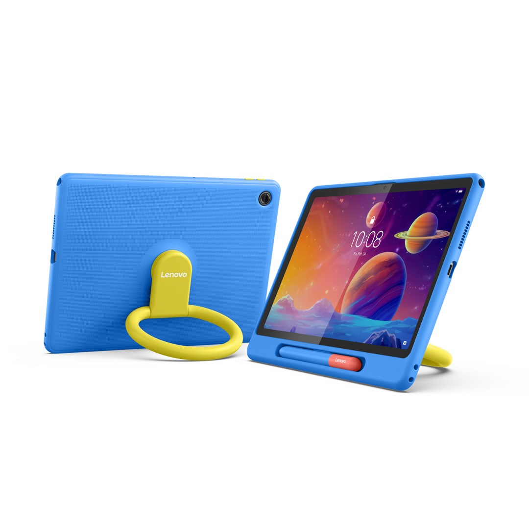 Twee blauwe Lenovo-tablets met gele standaards. Eén toont een ruimtescène. De andere heeft de achterkant zichtbaar met een gele handgreep.