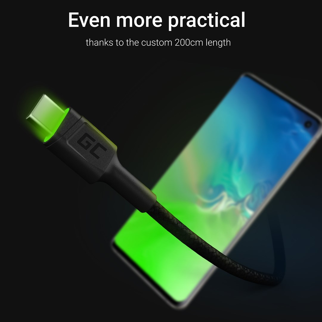 Un cavo USB-C verde brillante è collegato a un telefono. Il cavo è nero e presenta il logo GC. Il testo in alto dice 'Ancora più pratico'.