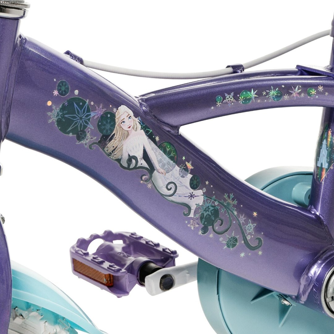 Lilafarbener Fahrradrahmen mit Elsa-Design aus Frozen. Mit Schneeflocken und einem hellblauen Rad. Pedal und andere Teile sichtbar.