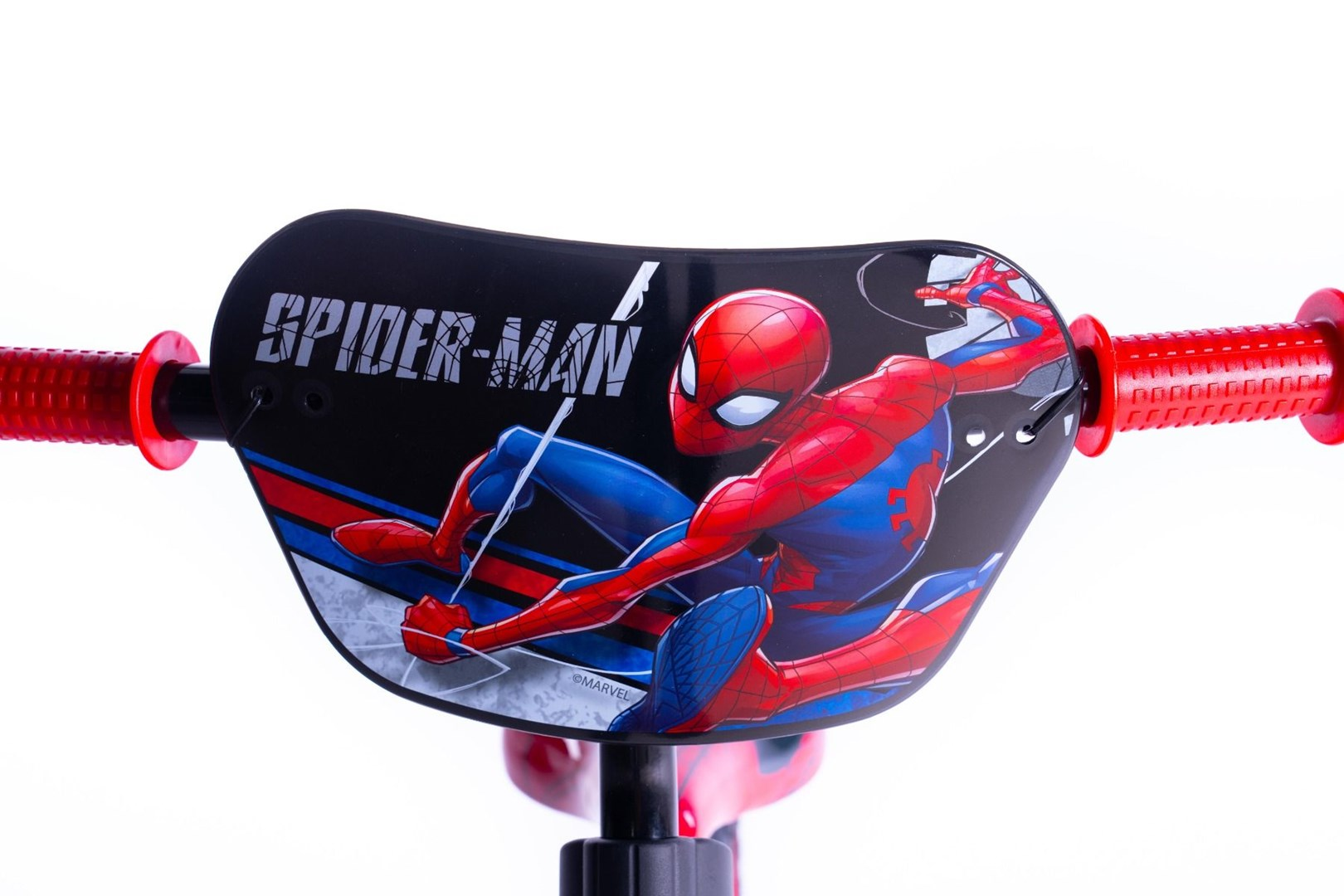 Manubrio di scooter a tema Spider-Man. Pannello centrale nero con grafica di Spider-Man e maniglie rosse. Sfondo bianco.