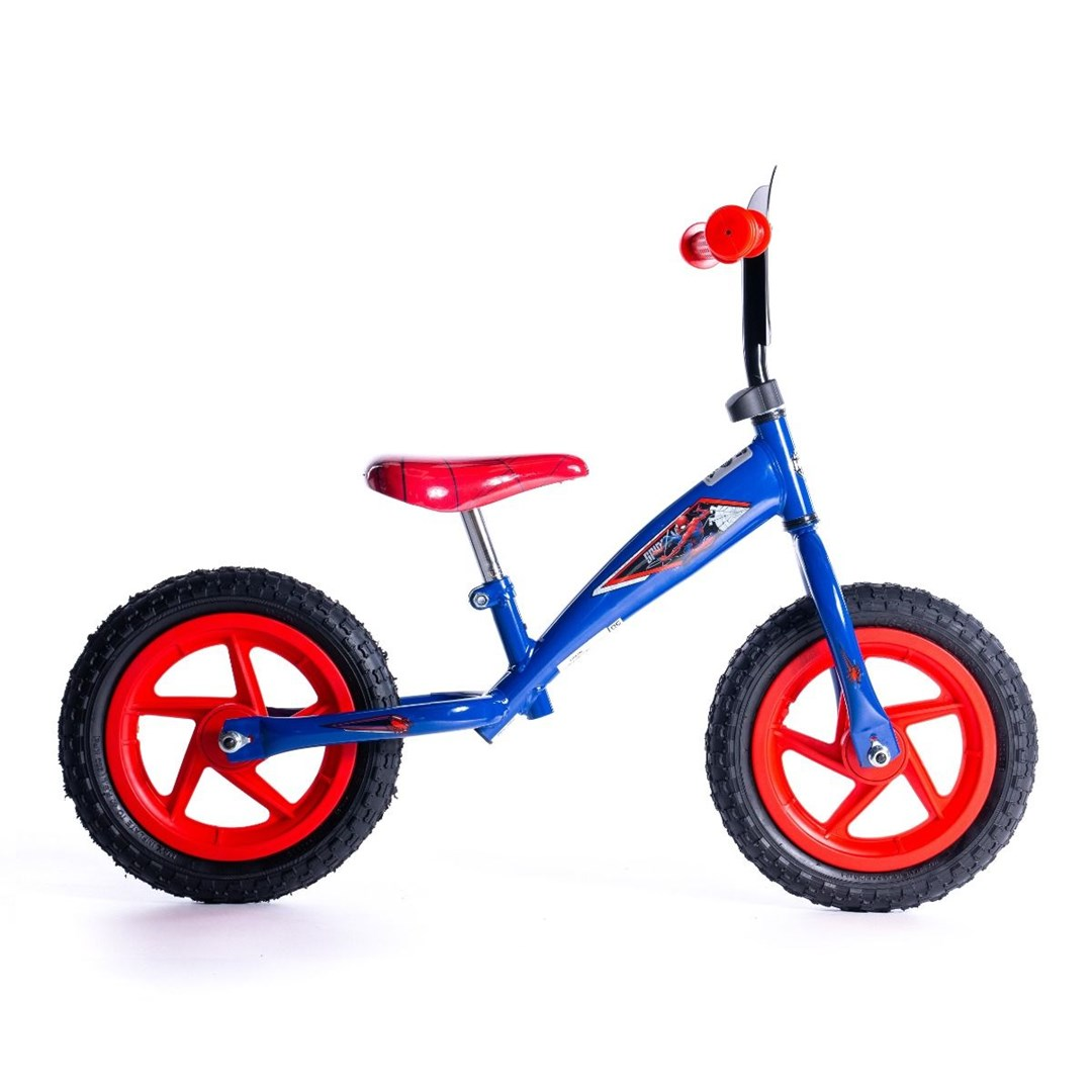 Una bici senza pedali blu e rossa con ruote e sella rosse, pneumatici neri e manubrio nero. La bici è su sfondo bianco.
