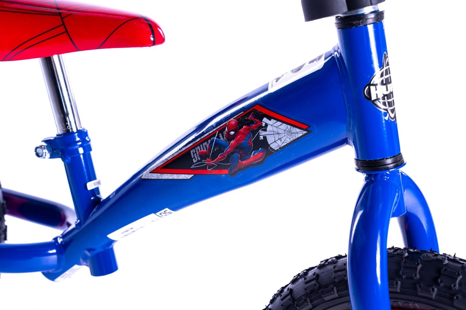 Telaio di bicicletta blu di Spider-Man con sella rossa. Il logo di Spider-Man è visibile.