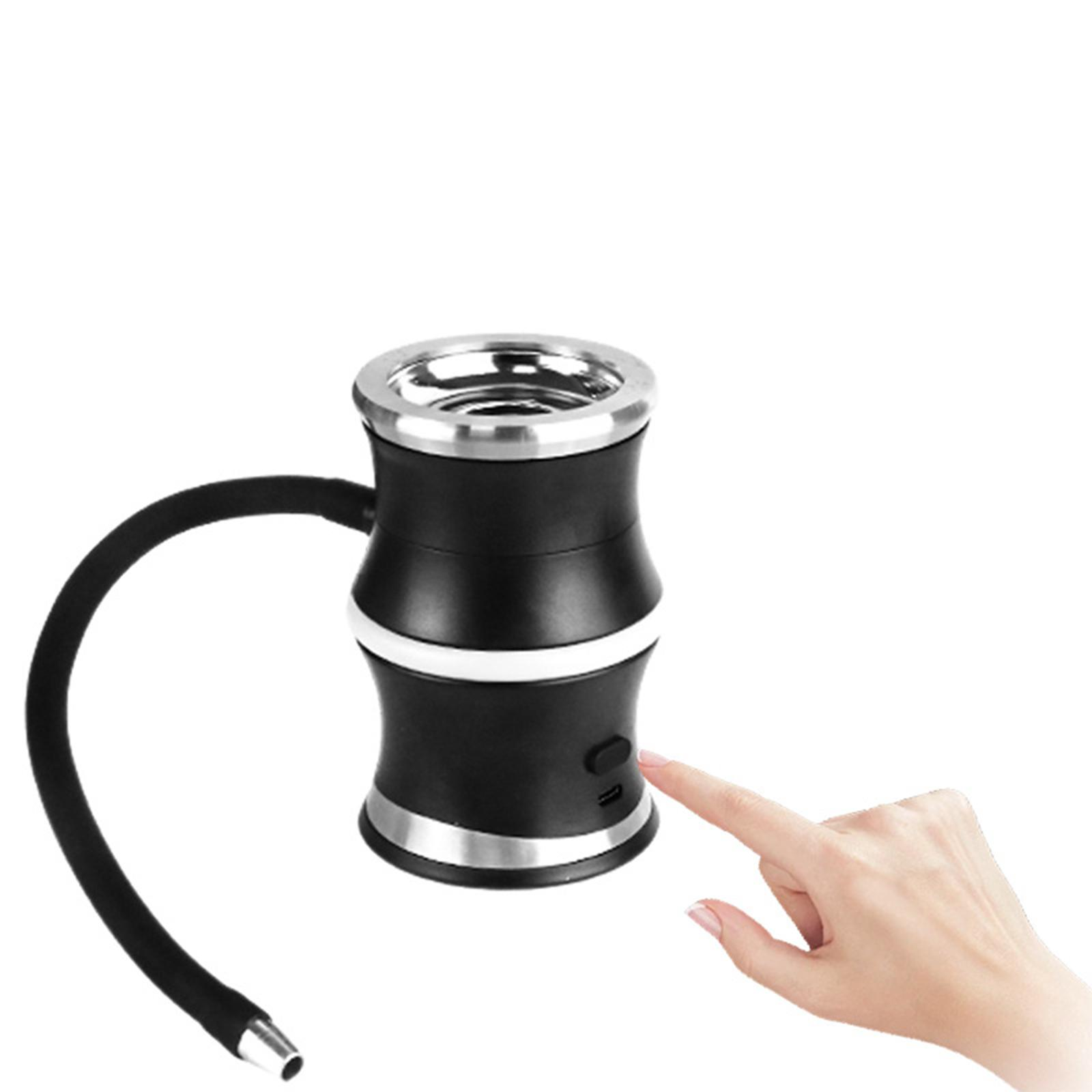 Eine schwarze Shisha mit silbernen Akzenten. Ein Finger drückt eine Taste an der Seite. Ein schwarzer Schlauch erstreckt sich nach links.