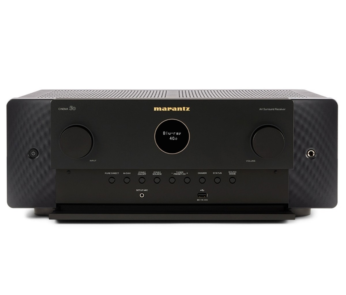 Ein schwarzer Marantz AV-Surround-Receiver. Er hat ein Display mit der Anzeige 'Blu-ray 40.0' sowie Tasten und Knöpfe für verschiedene Funktionen.