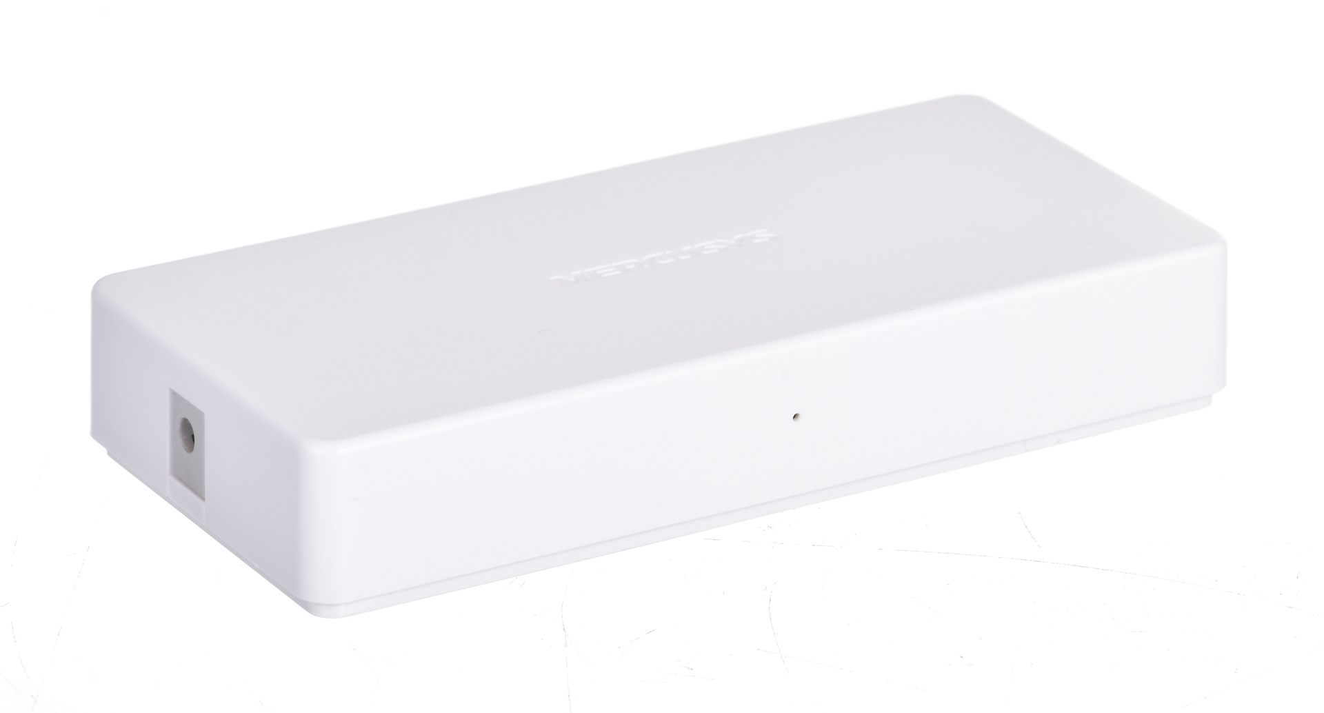 Un dispositivo rectangular blanco con un puerto en un extremo. La parte superior tiene texto en relieve y un pequeño agujero. Fondo blanco.