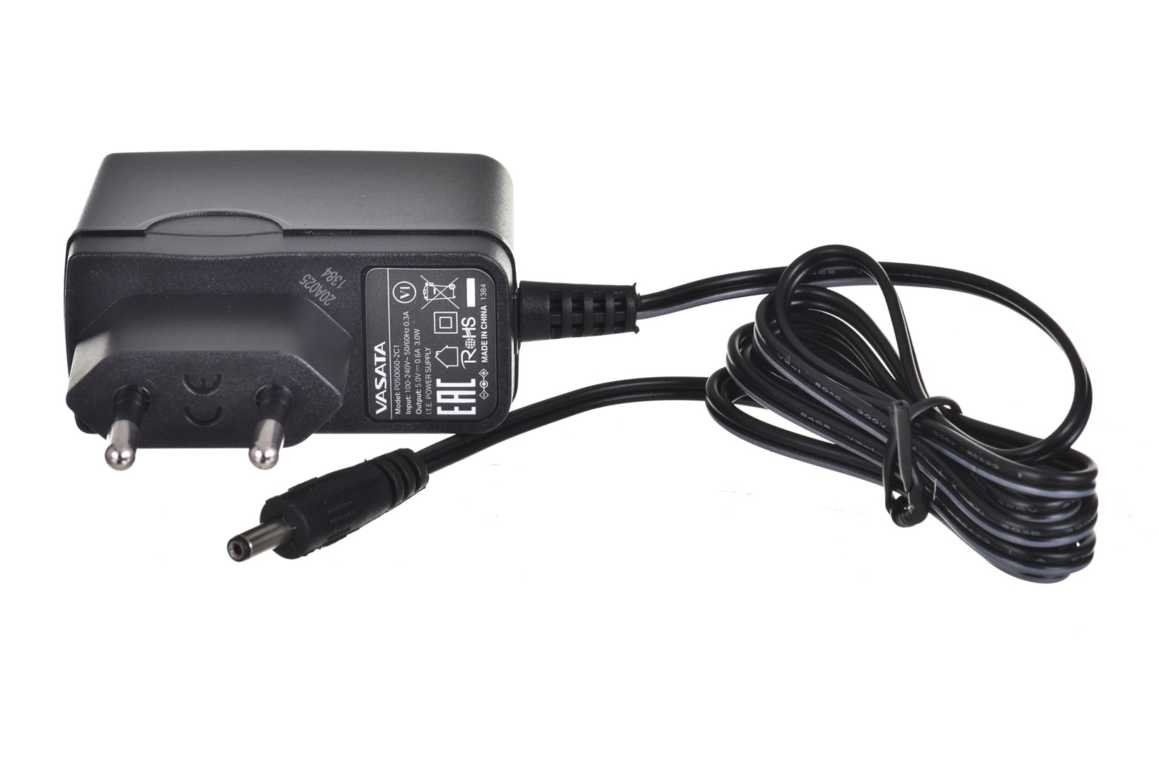Adaptador de corriente negro con enchufe y cable adjunto, enrollado sobre fondo blanco.