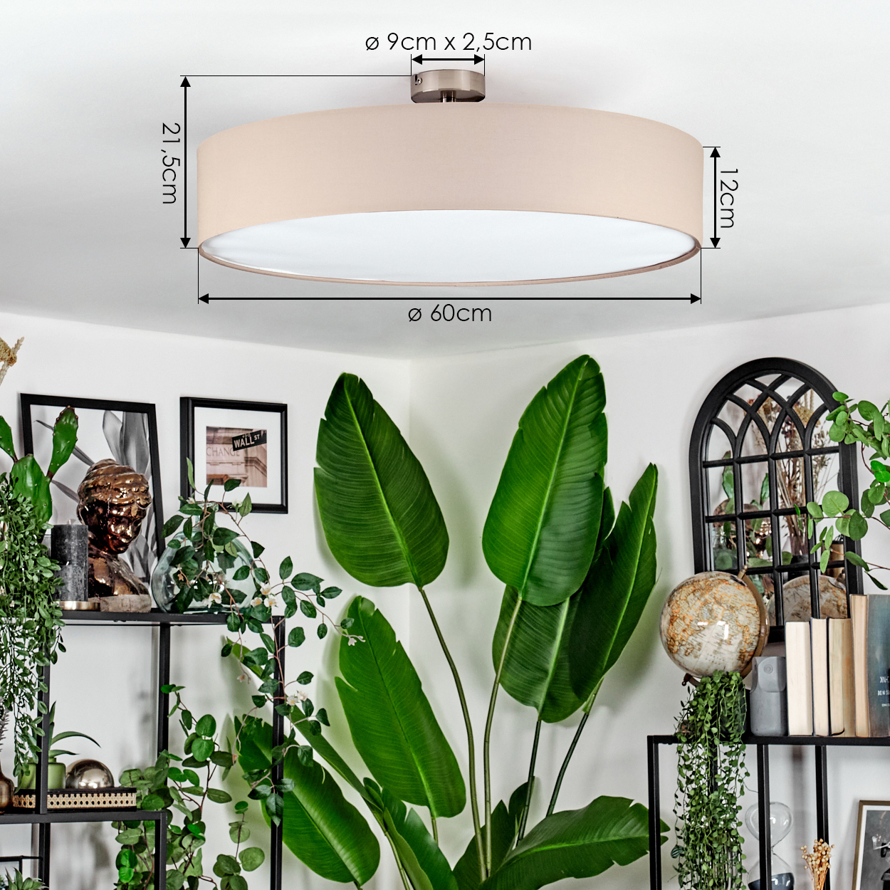 Eine beige Deckenlampe ist installiert. Darunter befinden sich Pflanzen und Regale mit Dekorationen. Maßangaben sind sichtbar.