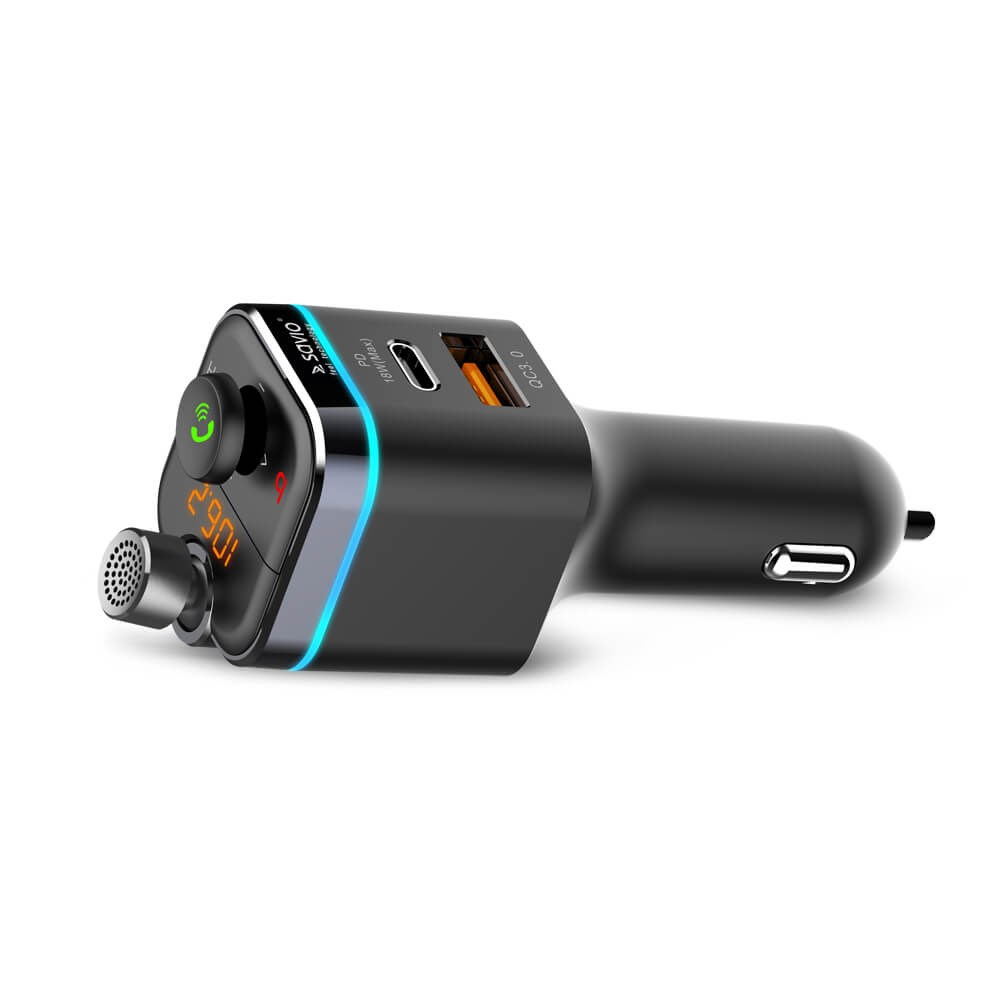 Un cargador de coche negro con una pantalla que muestra 106.2. Tiene puertos USB y un micrófono. La marca es SOVO.