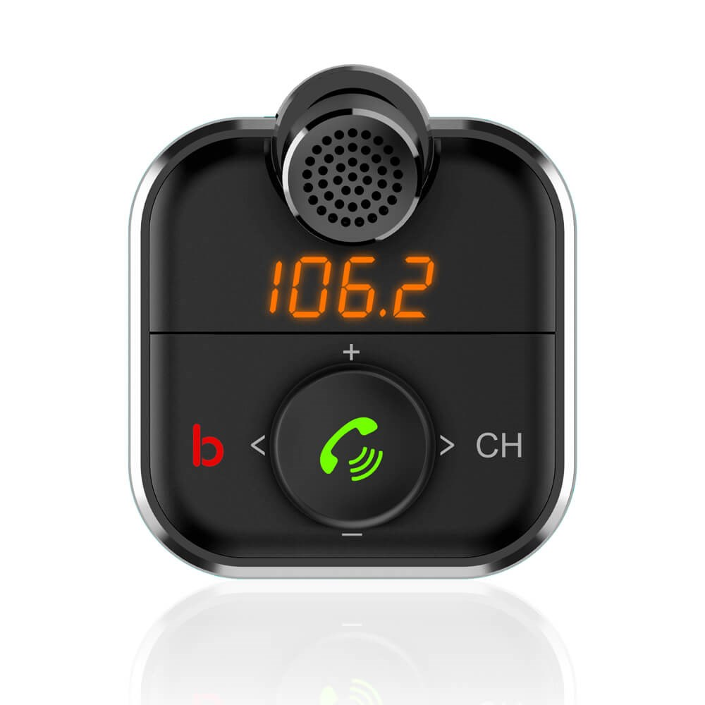 Un transmisor FM para coche negro con pantalla digital que muestra 106.2. Tiene botones y un altavoz.