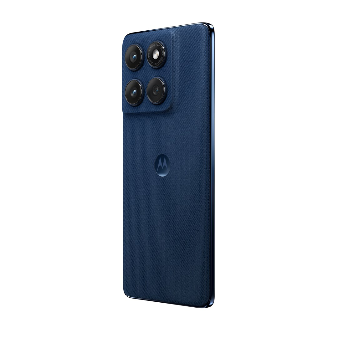Een blauwe Motorola-smartphone. Vier camera's aan de achterkant zijn zichtbaar. De telefoon heeft een getextureerde achterkant en het Motorola-logo. Witte achtergrond.