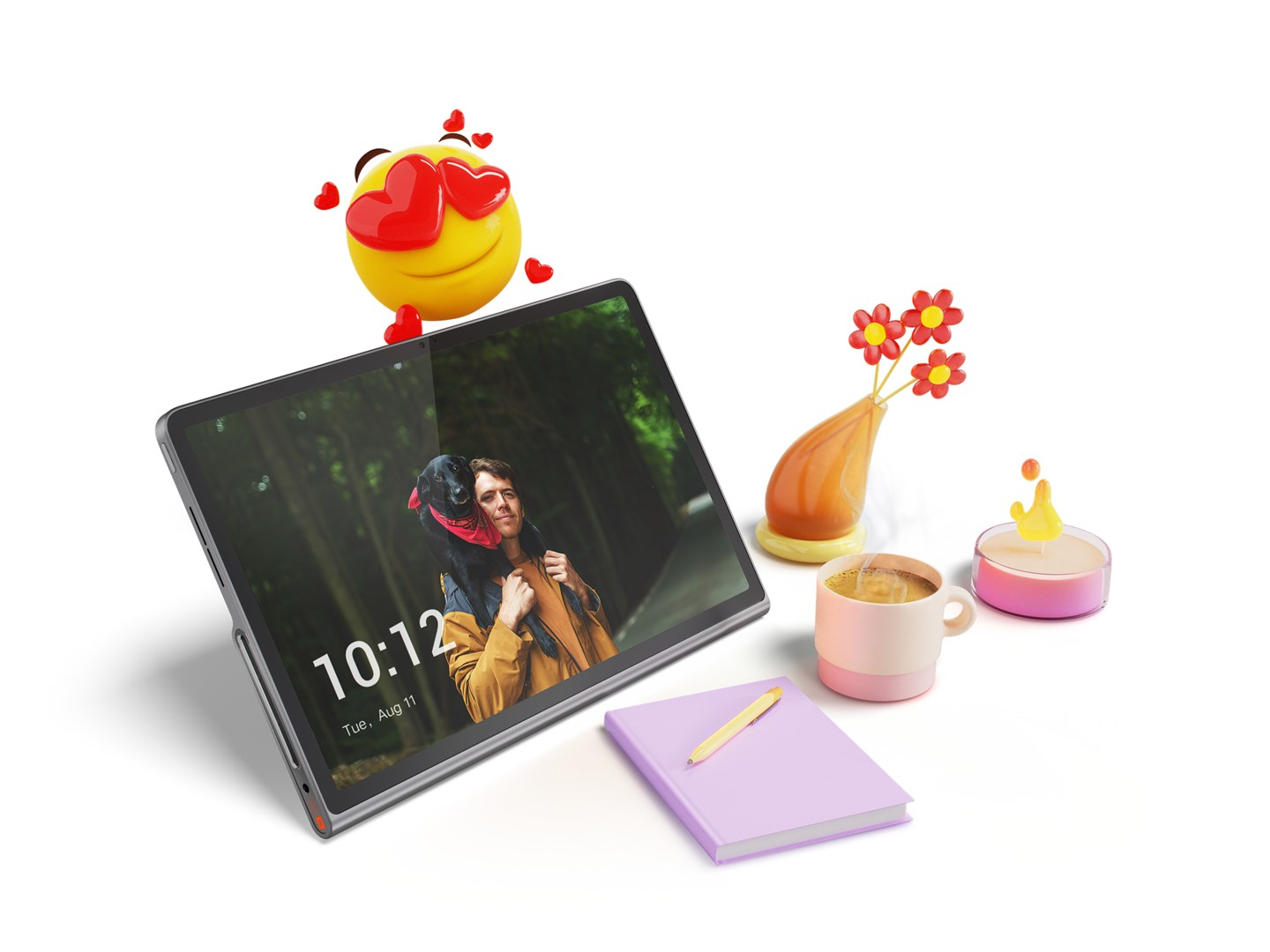 Tablet z mężczyzną i psem, otoczony emotikonami, wazonem z kwiatami, filiżanką kawy, świecą, notatnikiem i ołówkiem.