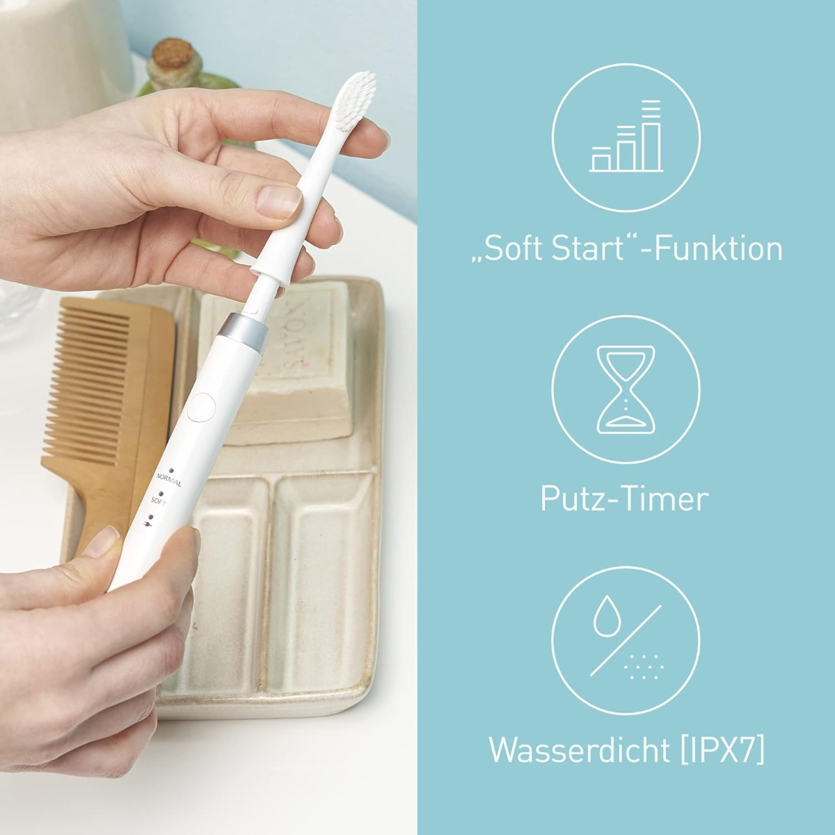 Biała elektryczna szczoteczka do zębów trzymana w dłoni. Drewniany grzebień i mydło w tle. Tekst po prawej wskazuje funkcje.