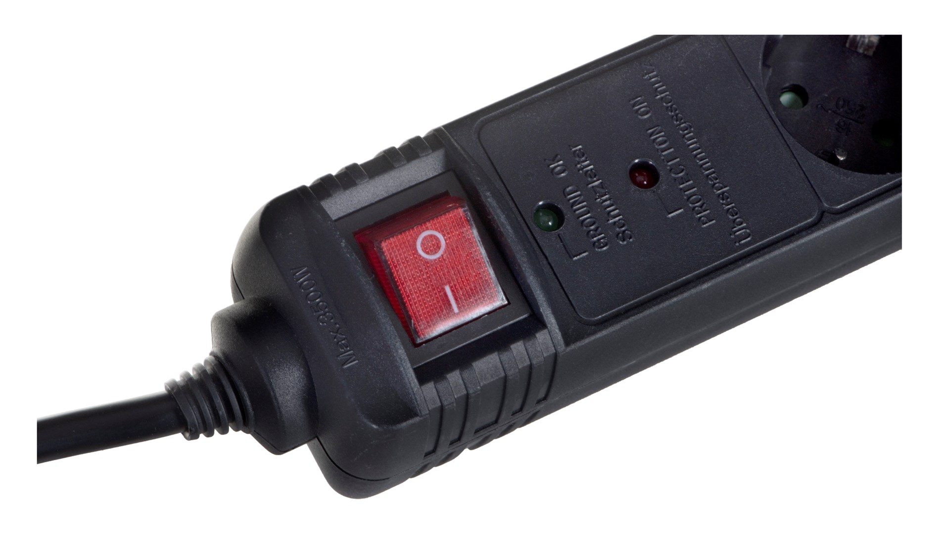 Primer plano de una regleta negra con un interruptor rojo de encendido/apagado. Hay indicadores y un cable de alimentación.
