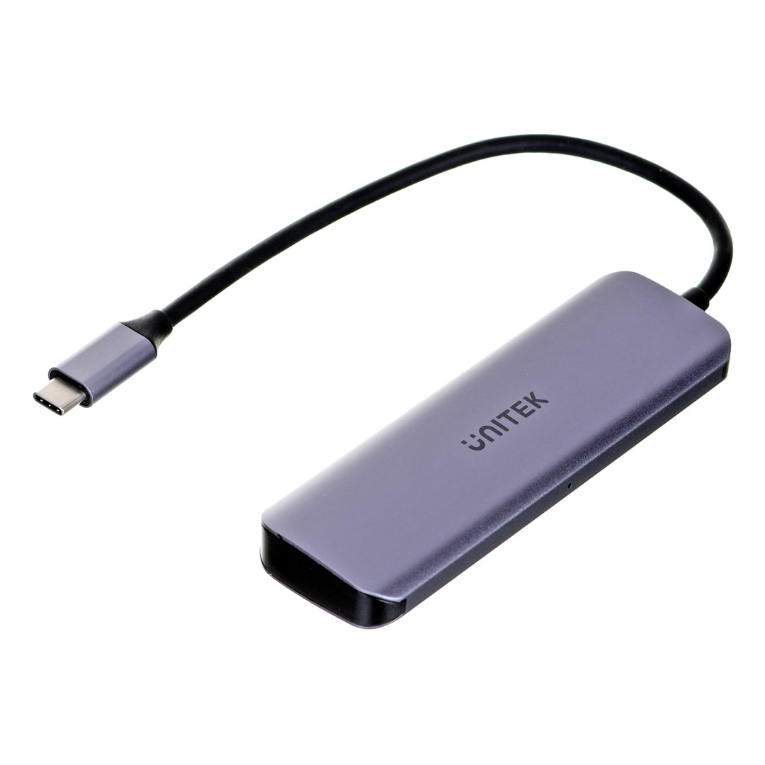 Ein grauer Unitek USB-C-Hub mit einem schwarzen Kabel. Der Hub ist rechteckig. Das Kabel endet mit einem USB-C-Anschluss. Weißer Hintergrund.