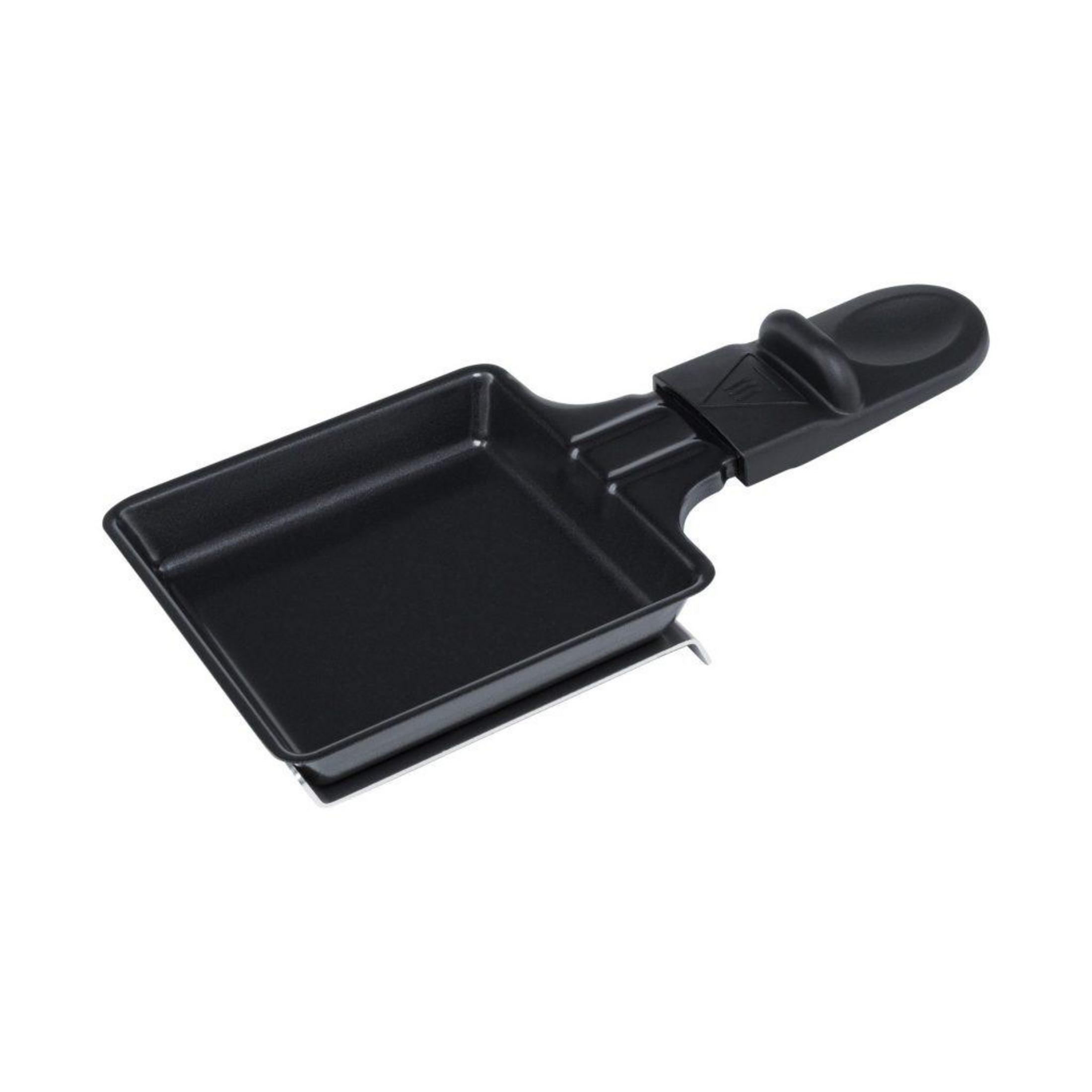 Eine schwarze Raclette-Pfanne mit Griff und kleiner Metallstütze, isoliert auf weißem Hintergrund.