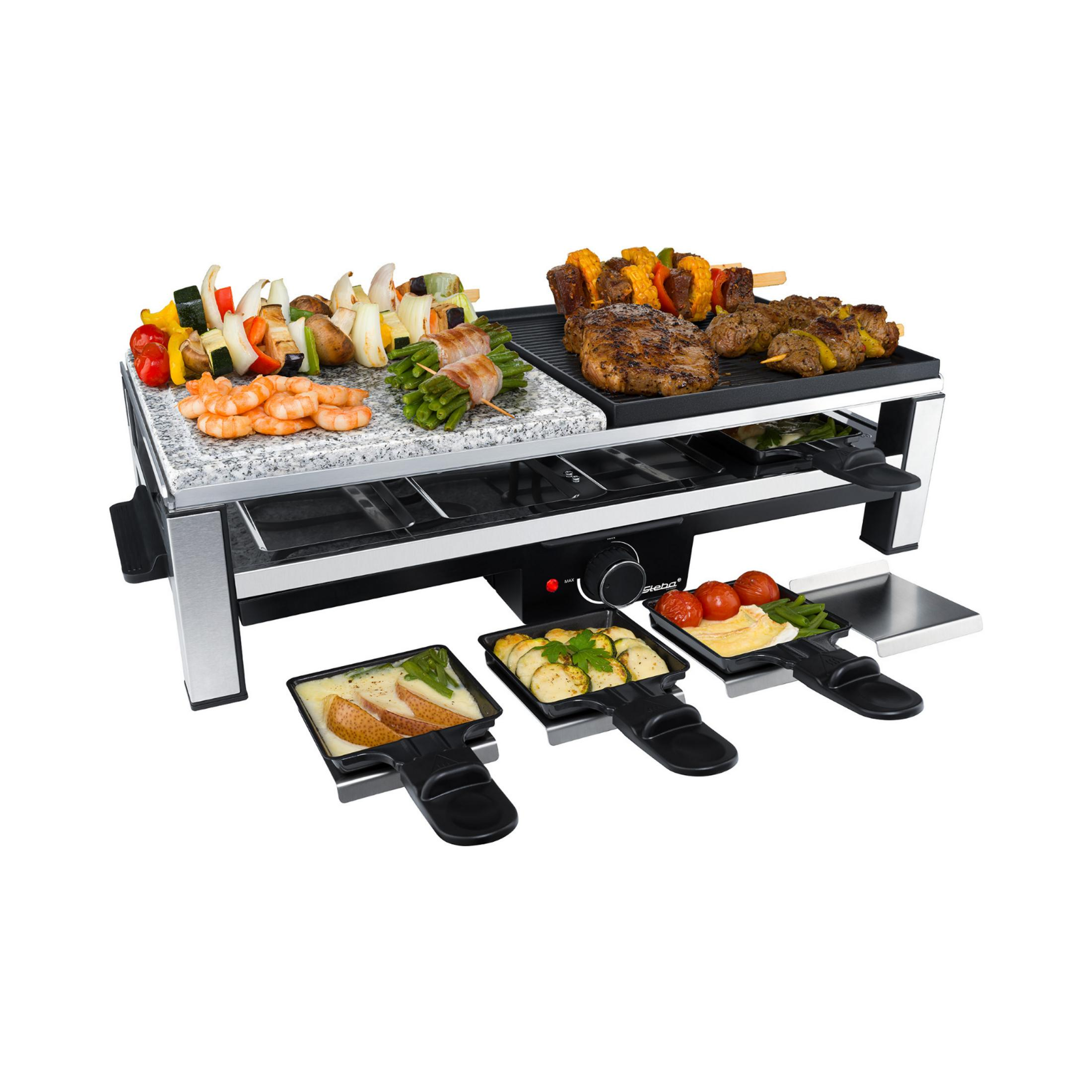 Ein Raclette-Grill mit verschiedenen Lebensmitteln: Gemüse, Spieße, Steak und Käse. Teller mit Zutaten befinden sich unter dem Grill.