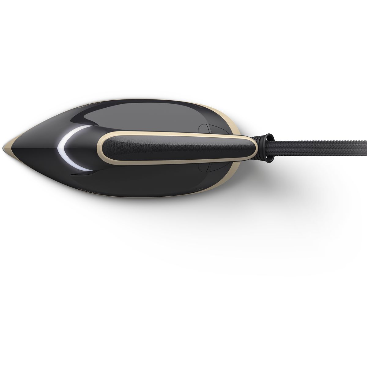 Una plancha negra y dorada con cable negro, sobre fondo blanco. La plancha tiene un diseño curvo.