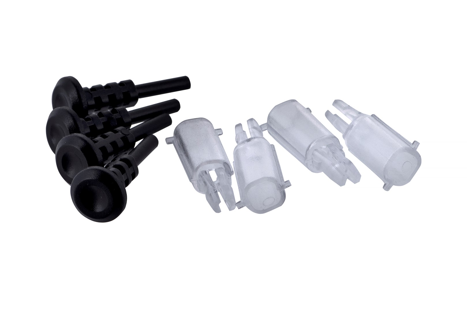 Obraz przedstawia czarne i przezroczyste plastikowe części. Po lewej stronie znajdują się czarne części, po prawej przezroczyste, wszystko na białym tle.