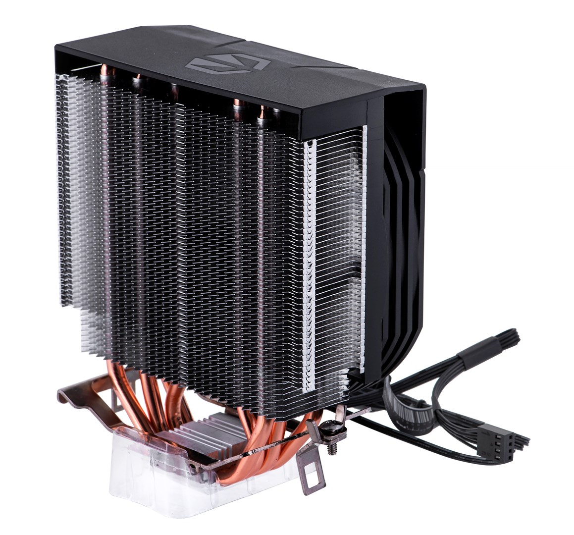 Chłodnica procesora z czarnym topem i srebrnymi żeberkami. Widoczne są miedziane rurki i przezroczysta plastikowa podstawa. Obecne są przewody i złącza.