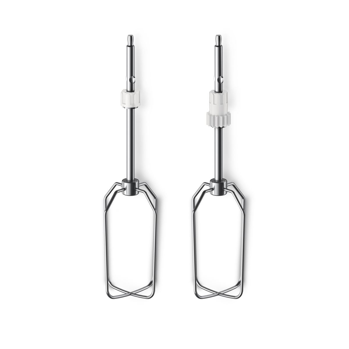 Dwa nasadki do miksera ze stali nierdzewnej na białym tle. Każdy ma ostrze i biały plastikowy kołnierz.