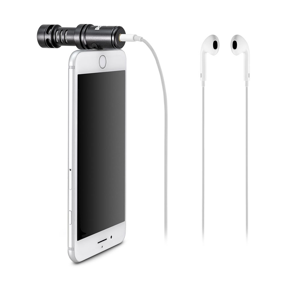 Uno smartphone con un microfono collegato e auricolari cablati su sfondo bianco.