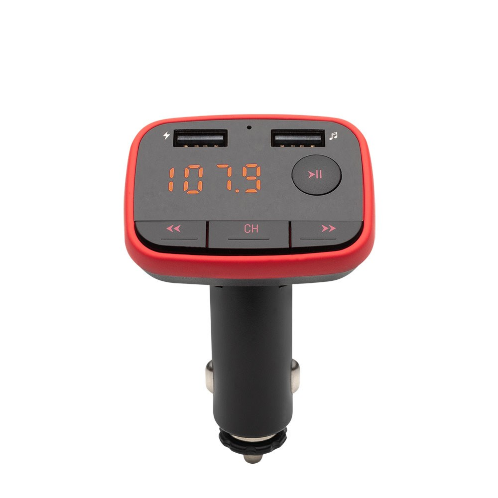 Een FM-zender voor de auto met een rood en zwart ontwerp. Het heeft een digitaal display met 107.9 en bedieningsknoppen.