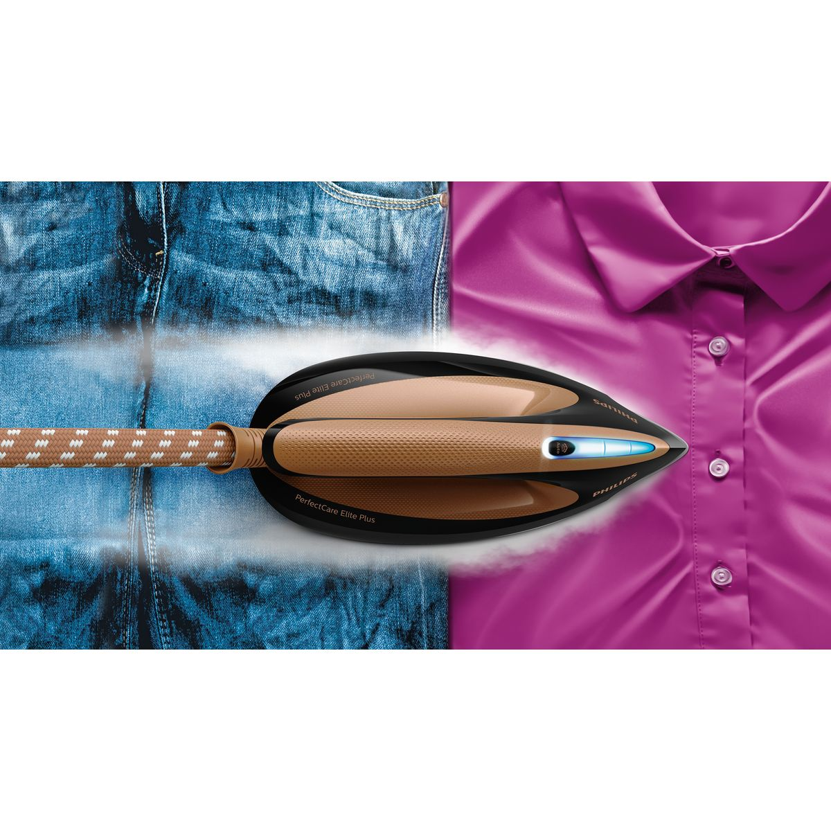 Żelazko paruje dżins i różową koszulę. Żelazko jest czarne i brązowe, z nazwą marki. Para jest widoczna.