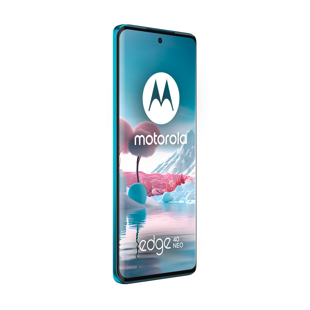 Turkusowy telefon Motorola Edge 40 Neo wyświetla krajobraz z drzewami, górami i logo Motorola. Telefon jest ostry.