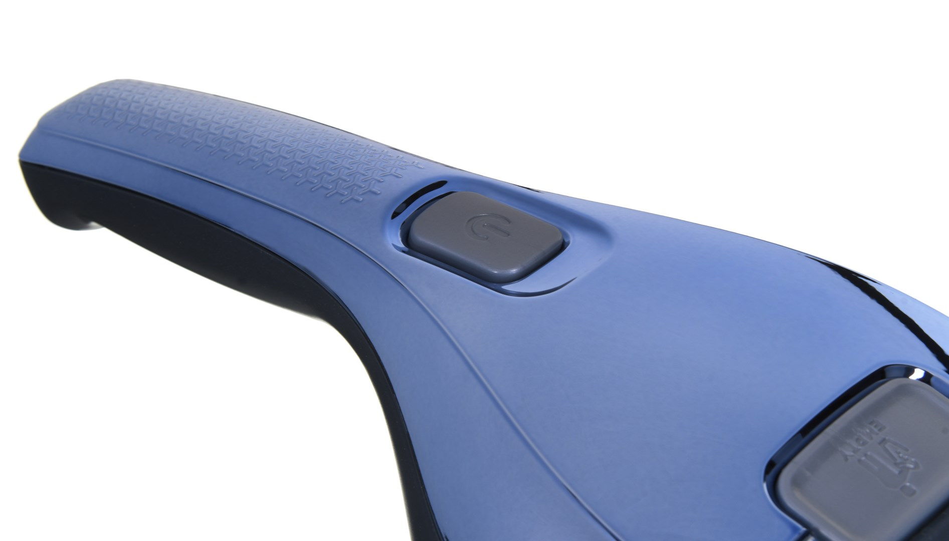 Zbliżenie niebieskiego odkurzacza. Widoczny przycisk zasilania i przycisk komory na kurz. Góra ma wzór tekstury.