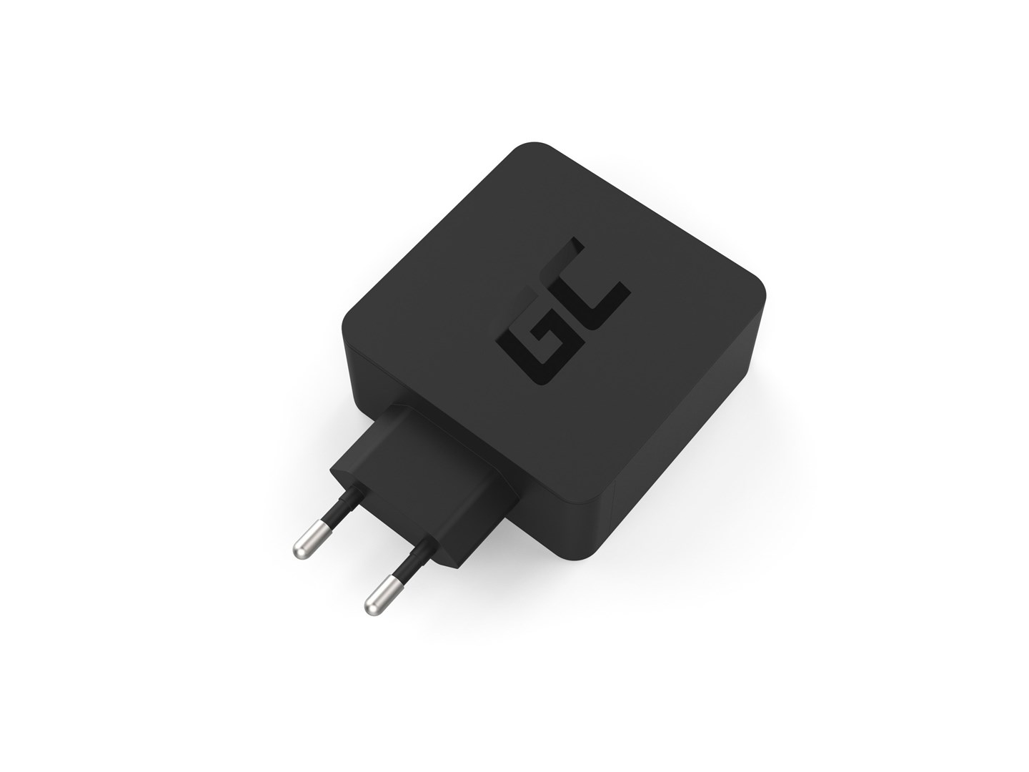 Ein schwarzer Netzadapter mit silbernen Stiften, beschriftet mit 'GC', vor weißem Hintergrund.