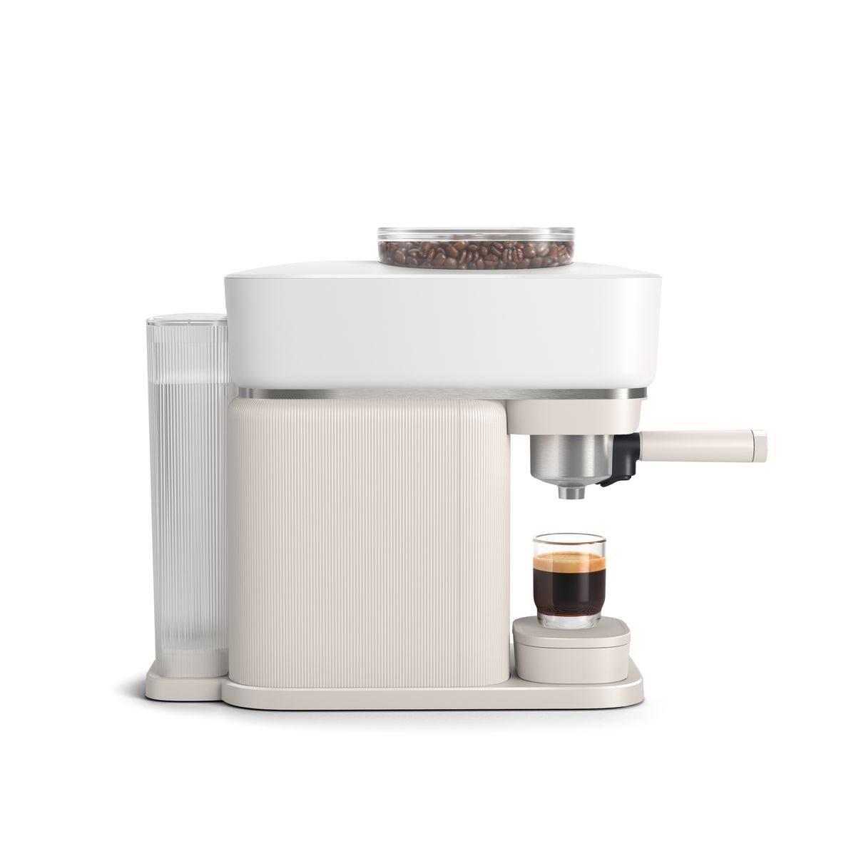 Una cafetera espresso crema con un vaso de café y un recipiente de granos de café, aislado sobre blanco.
