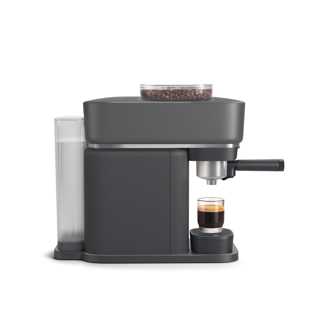 Eine dunkelgraue Espressomaschine mit einem Glas Kaffee. Ein Bohnenbehälter oben und ein Wasserbehälter links.