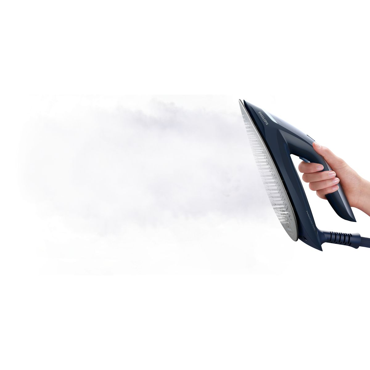 Ręka trzyma ciemnoniebieskie żelazko Philips, wydobywa się para. Białe tło.