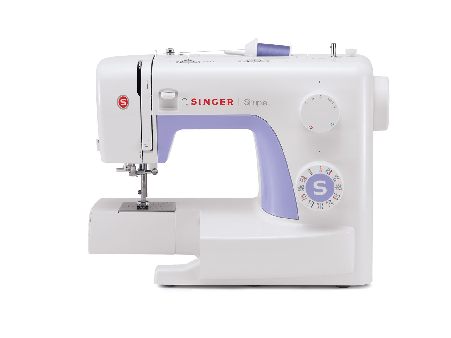 Una máquina de coser Singer blanca. Tiene detalles morados y una bobina de hilo en la parte superior. El logo de Singer es visible.