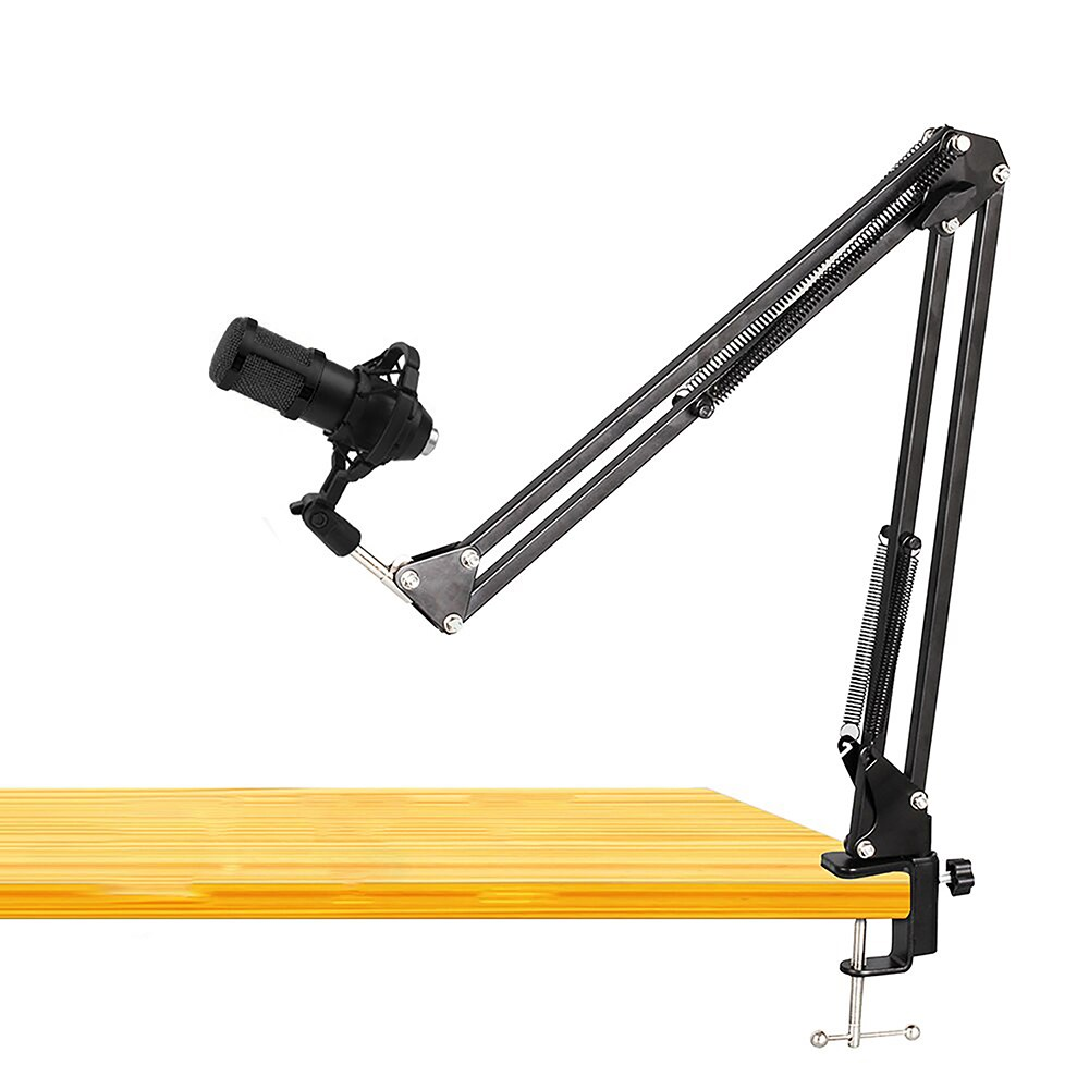 Ein schwarzes Mikrofon an einem schwarzen, verstellbaren Arm ist an einem Holztisch befestigt. Das Mikrofon ist bereit.