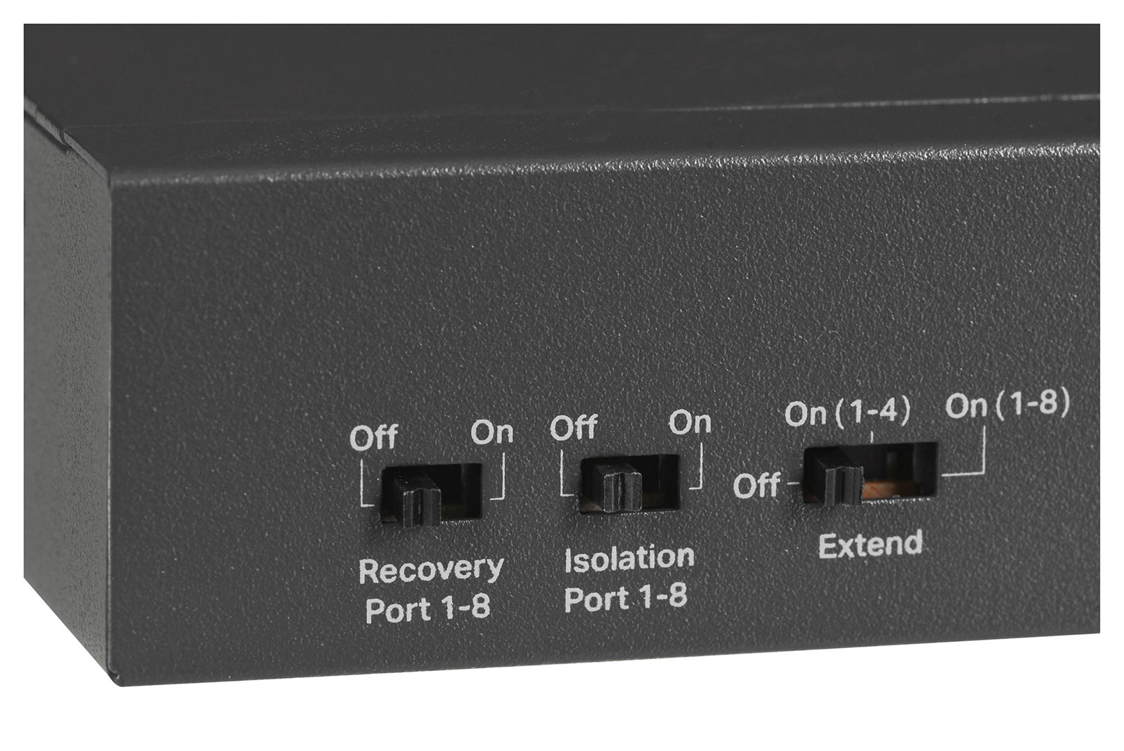 Nahaufnahme eines schwarzen Geräts mit mehreren Schaltern, beschriftet mit 'Recovery', 'Isolation' und 'Extend', mit 'Off' und 'On' Positionen.