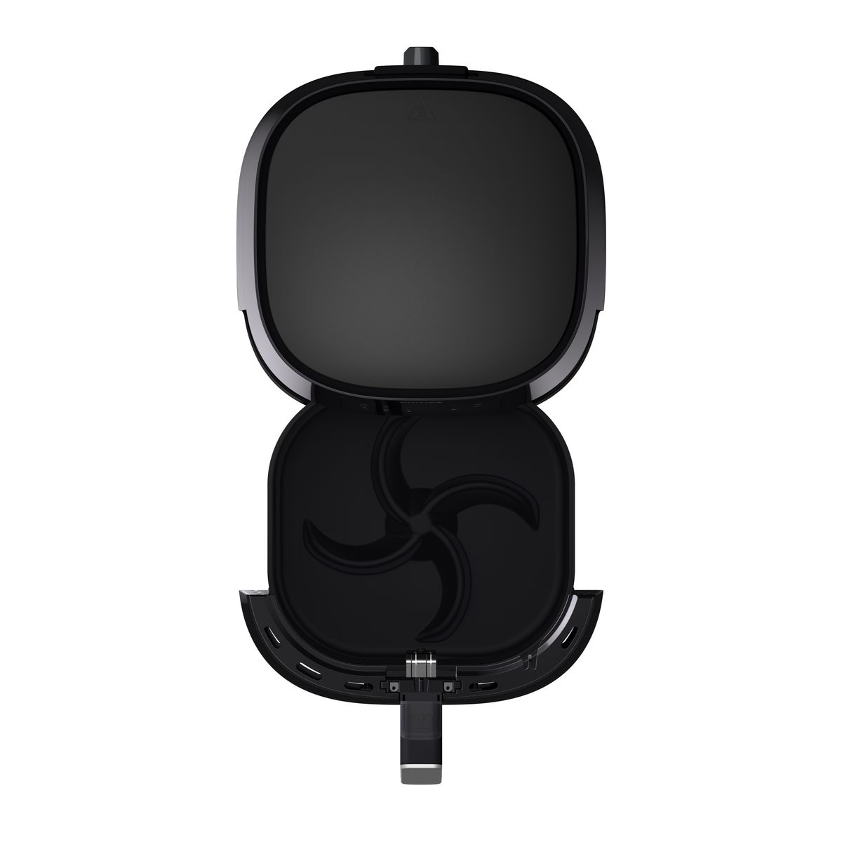 Een zwarte airfryer, open. Het deksel staat omhoog, waardoor de mand met een propellerachtig element zichtbaar is. Witte achtergrond.