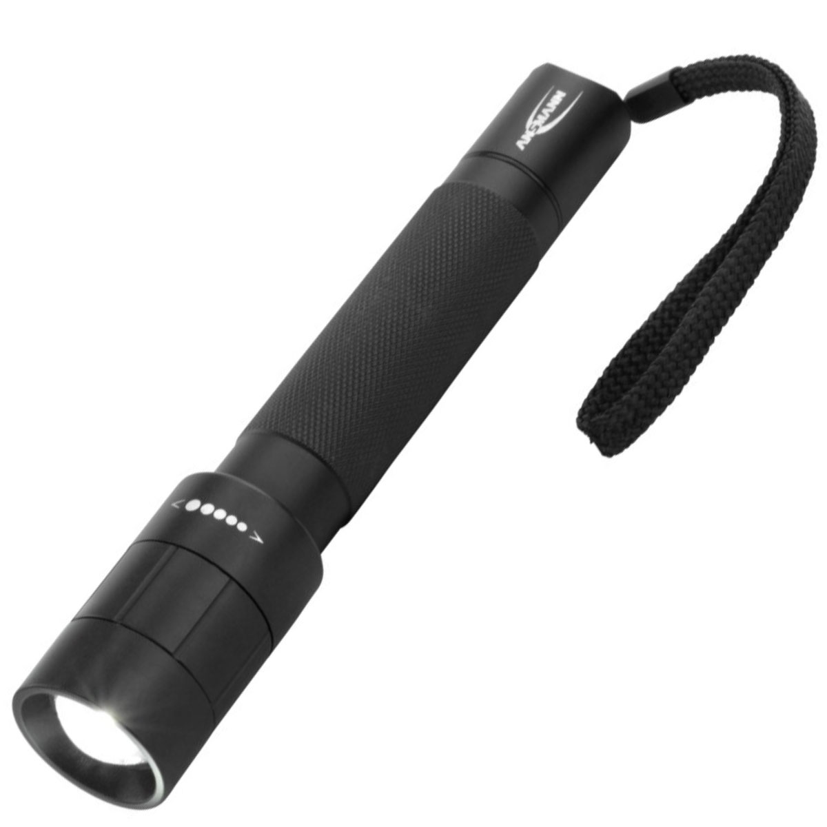 Eine schwarze Taschenlampe mit strukturiertem Griff und Handschlaufe. Die Taschenlampe ist angewinkelt, die Linse leuchtet hell.