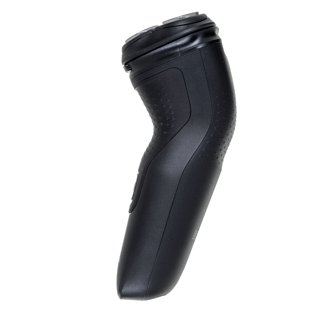 Czarna golarka elektryczna z dwiema głowicami obrotowymi. Golarka ma zakrzywiony uchwyt i przycisk zasilania, na białym tle.